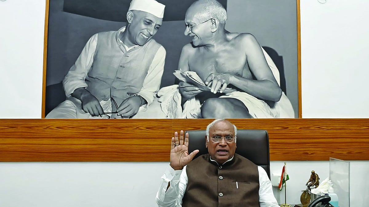 Congress leader Mallikarjun Kharge in his New Delhi office (photo: Vipin/National Herald)