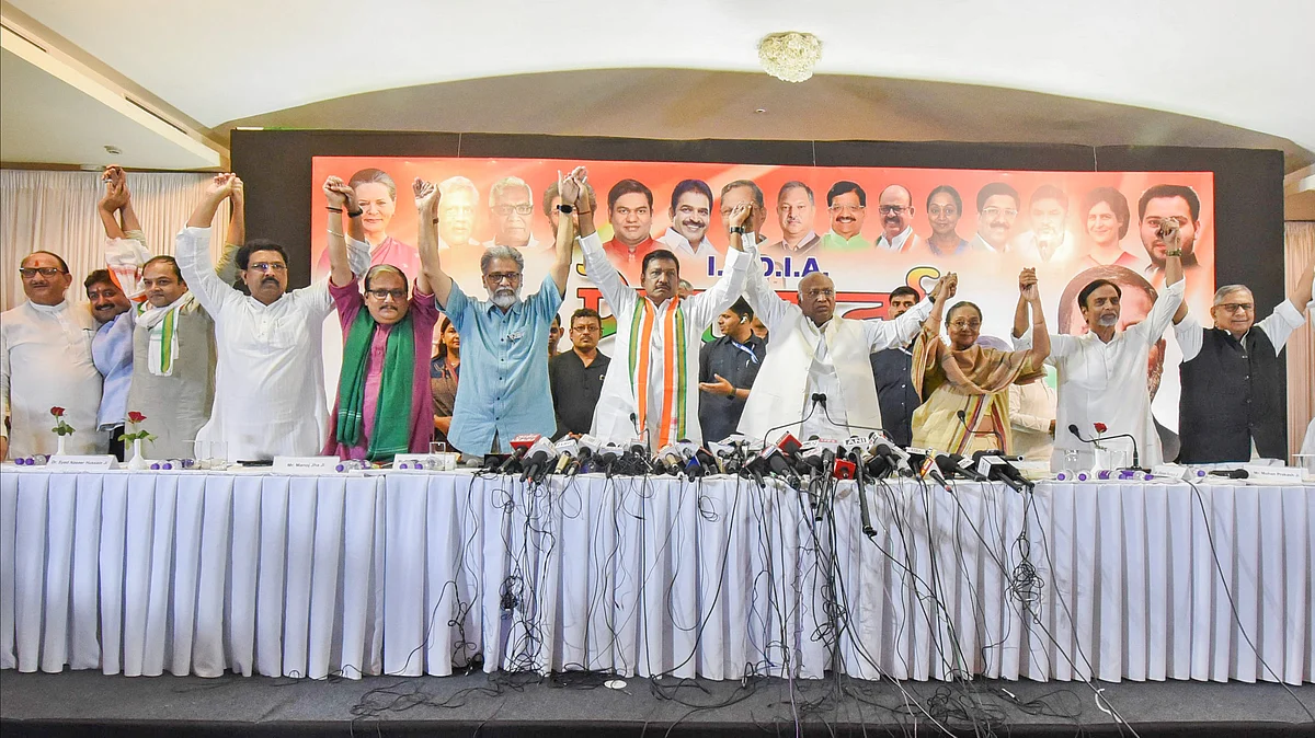 Mallikarjun Kharge, Akhilesh Prasad Singh, Meira Kumar, Manoj Jha, Dipankar Bhattacharya and other leaders during a press conference in Patna on 11 May (photo: PTI)