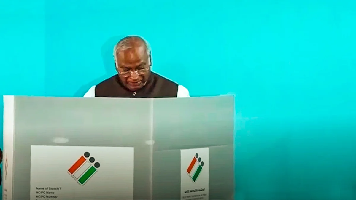 Mallikarjun Kharge casts his vote in Karnataka on 7 May (photo: PTI)