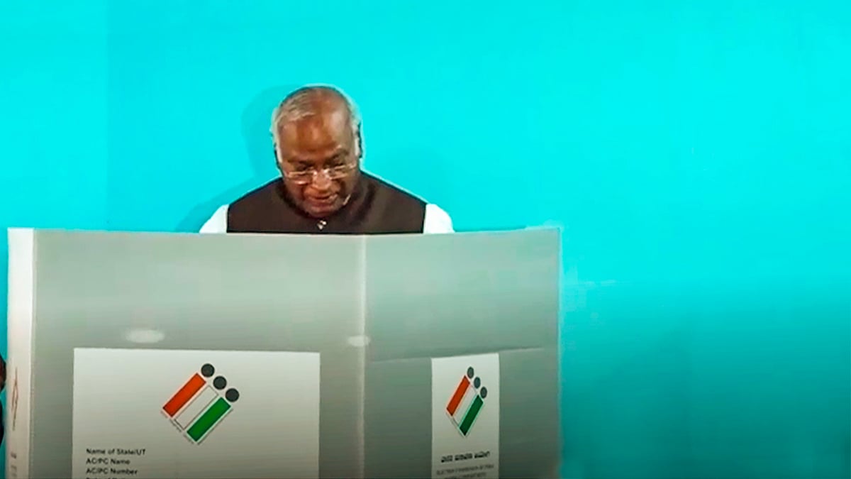 Mallikarjun Kharge casts his vote in Karnataka on 7 May (photo: PTI)