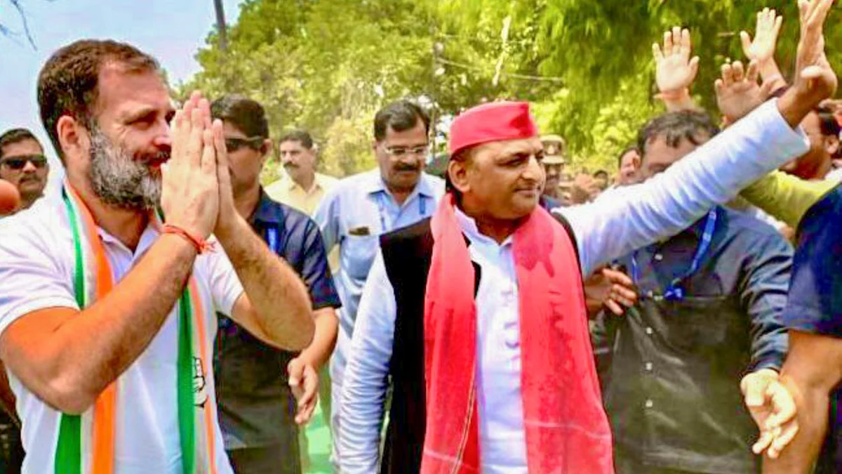 Congress leader Rahul Gandhi (left) and Samajwadi Party president Akhilesh Yadav during a rally for Lok Sabha elections, in Kannauj district, Friday, 10 May (photo: PTI)