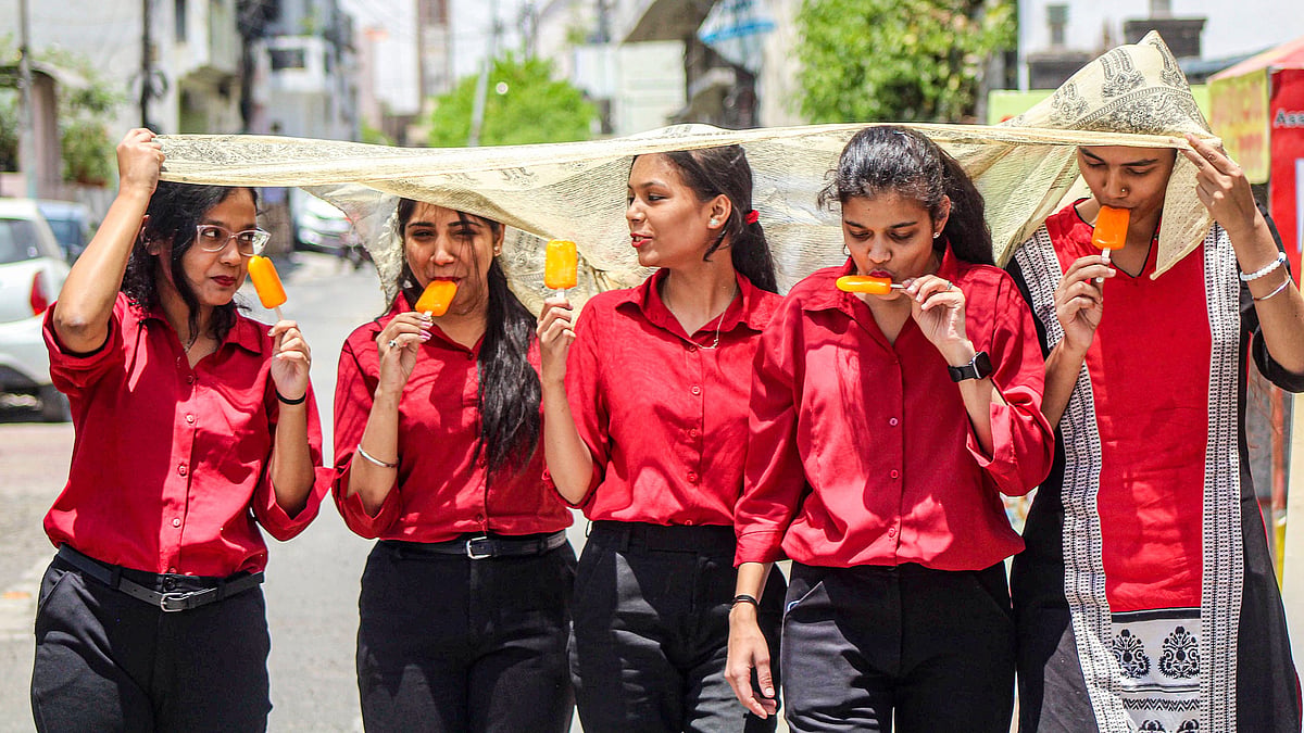 Women protect themselves from the heat in Agra on 29 May (photo: PTI)
