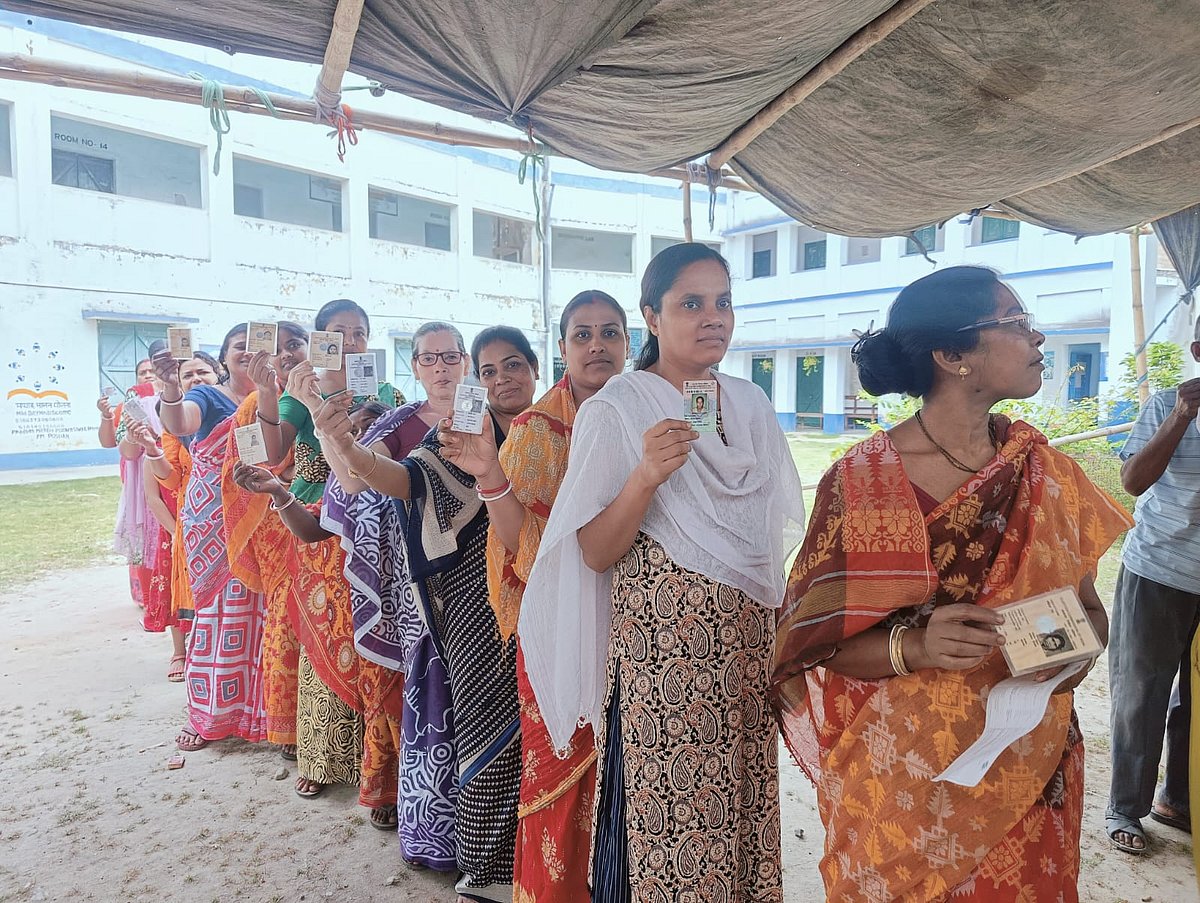 Women queue up to vote, brandishing their voter ID cards, in a school building in Murshidabad, West Bengal (photo courtesy @CEOWestBengal/X)