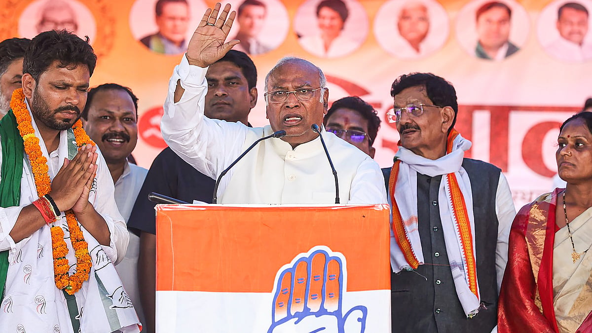 Mallikarjun Kharge addresses a public meeting in Samastipur on 11 May (photo: PTI)