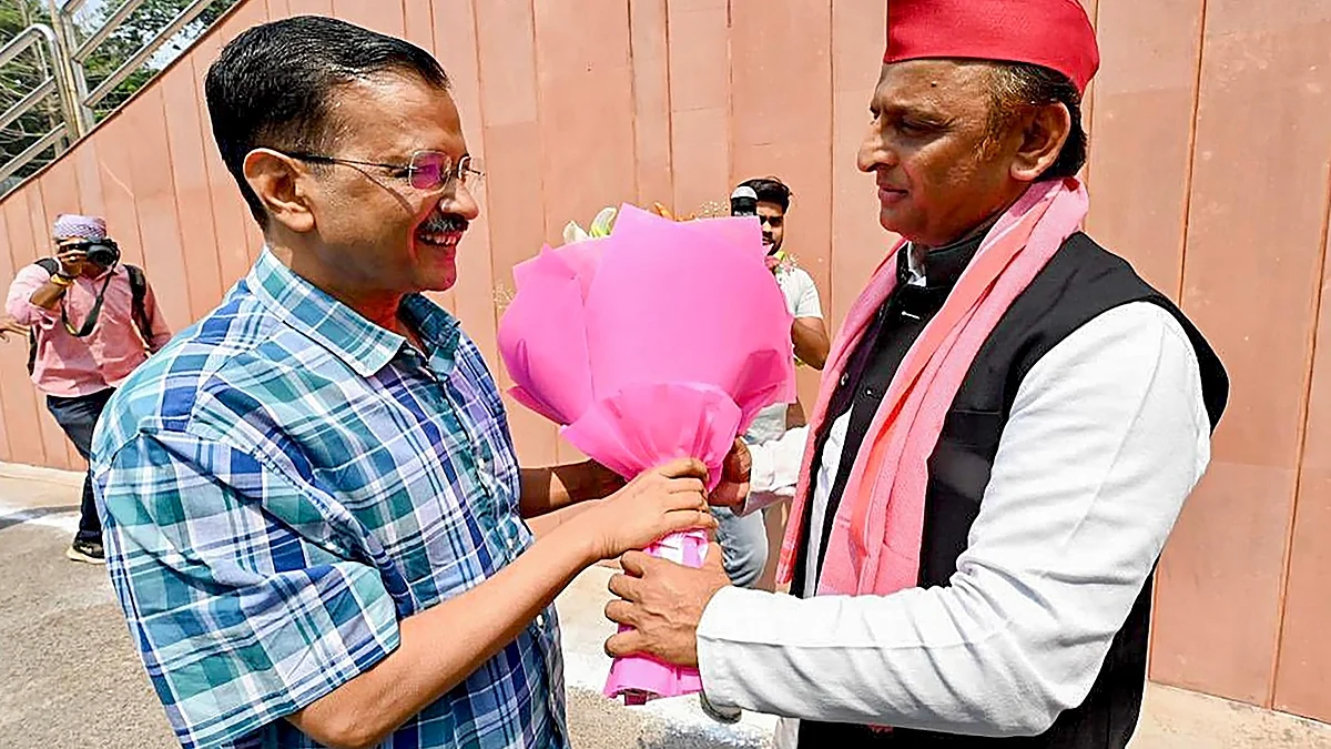 SP chief Akhilesh Yadav greets Arvind Kejriwal in Lucknow on 16 May (photo: PTI)