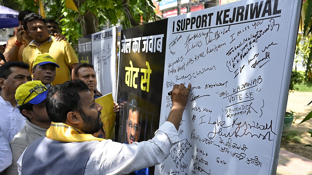AAP leaders participate in signature campaign to show support for jailed Delhi CM at Lajpat Nagar in New Delhi (photo: Vipin/National Herald)