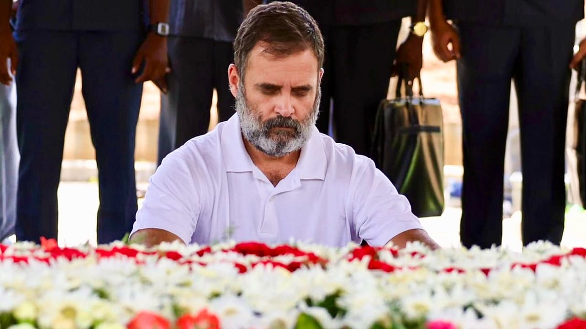 Rahul Gandhi pays homage to former Andhra Pradesh CM Y. S. Rajasekhara Reddy in Andhra Pradesh on 11 May (photo: PTI)