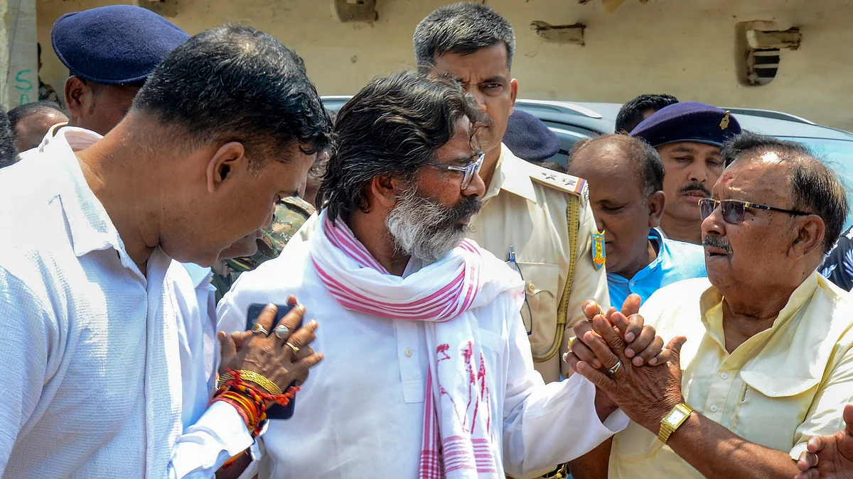 Jailed former Jharkhand chief minister Hemant Soren attends the last rites of his uncle in Nemara village, Ramgarh district, while in police custody on 6 May 2024. (photo: PTI)