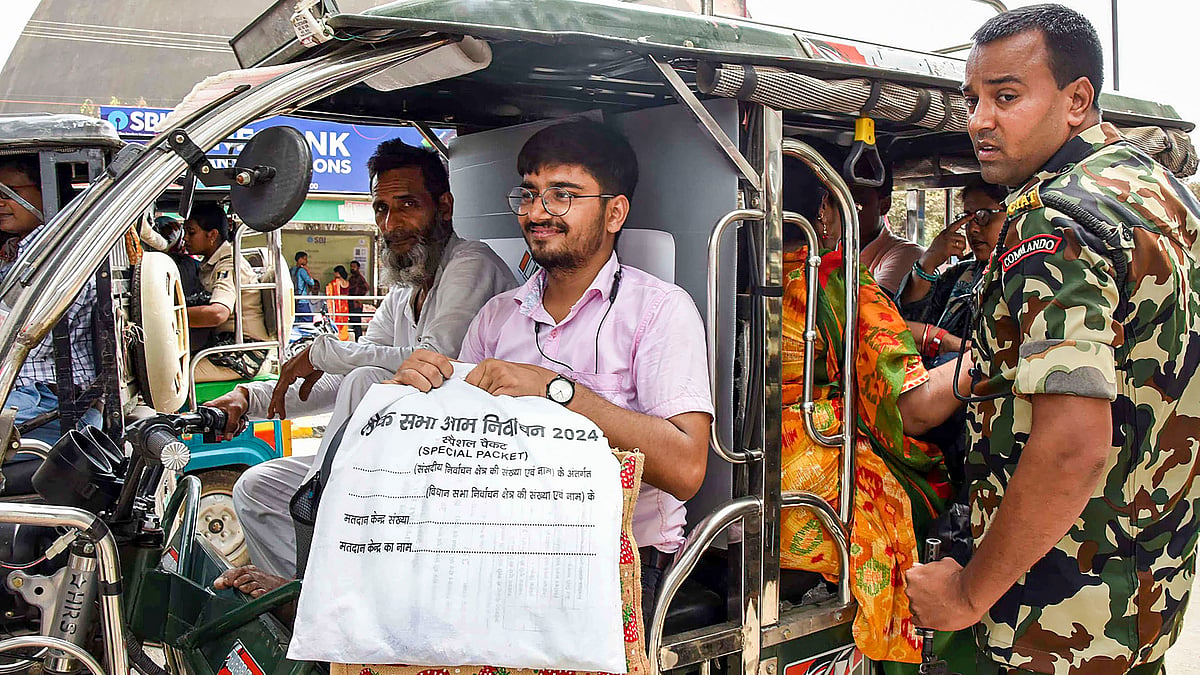 Polling and security officials leave for polling booths from Patna (photo: PTI)