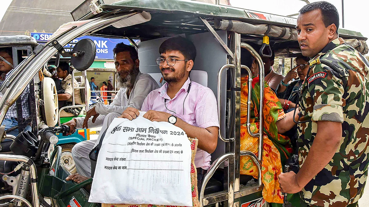 Polling and security officials leave for polling booths from Patna (photo: PTI)