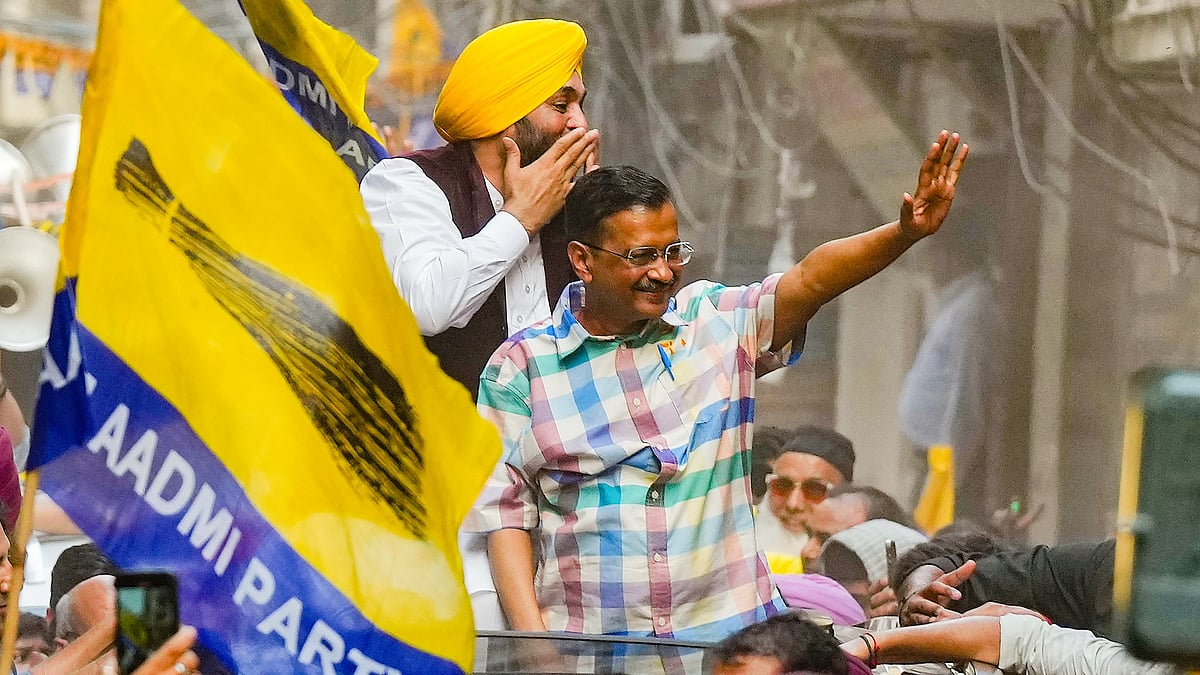 Delhi CM Arvind Kejriwal and Punjab CM Bhagwant Mann at an AAP roadshow in Delhi (photo: PTI)