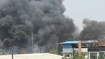 Smoke billows from the blast and blaze at the chemical factory in Dombivali, Thane (photo: IANS)
