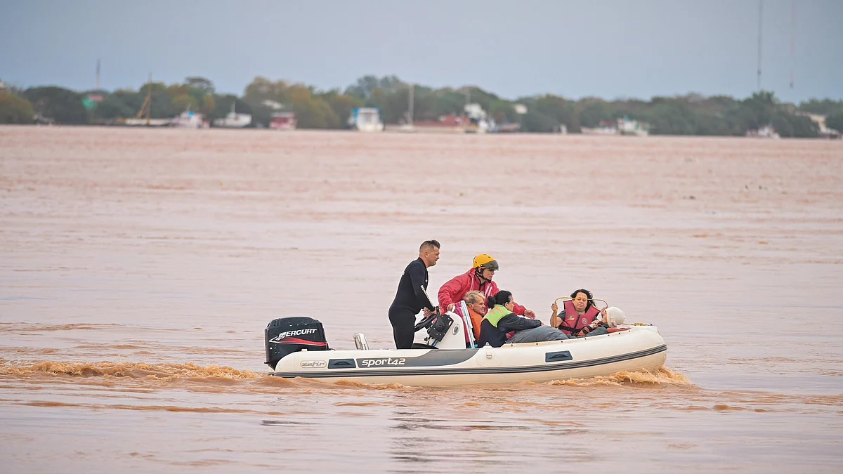 More than 8,000 people have already been rescued by land and air (@EduardoLeite_/X)