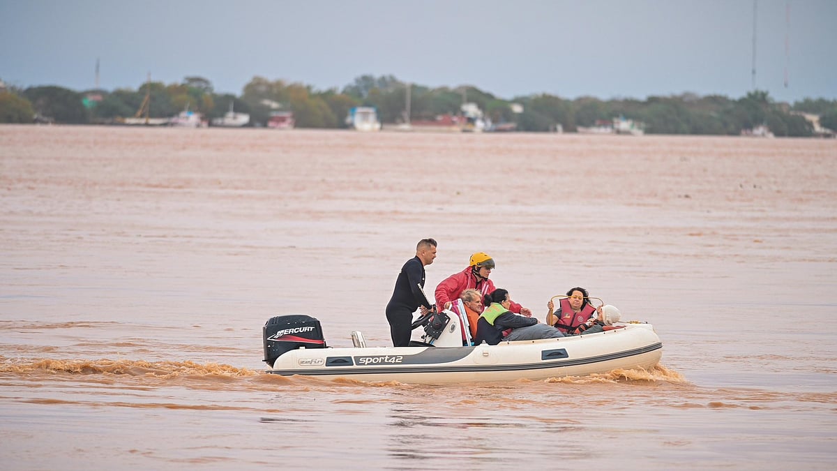 More than 8,000 people have already been rescued by land and air (@EduardoLeite_/X)