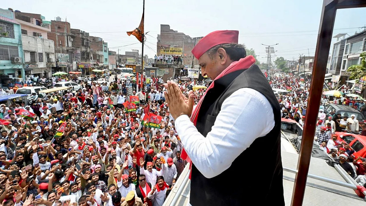 Akhilesh Yadav campaigns for Lok Sabha elections in Kannauj district on 11 May (photo: PTI)