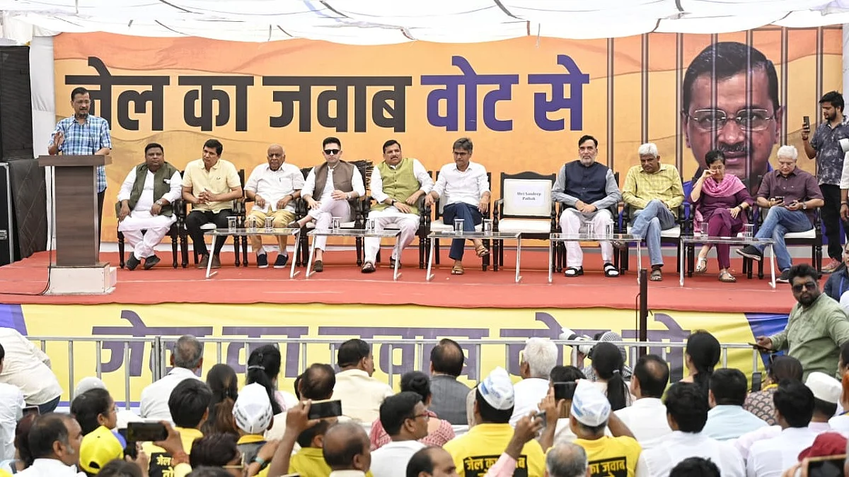 AAP convenor Arvind Kejriwal addresses a public meeting at party office ahead of the rally outside BJP headquarters in New Delhi on 19 May (photo: Vipin/National Herald)