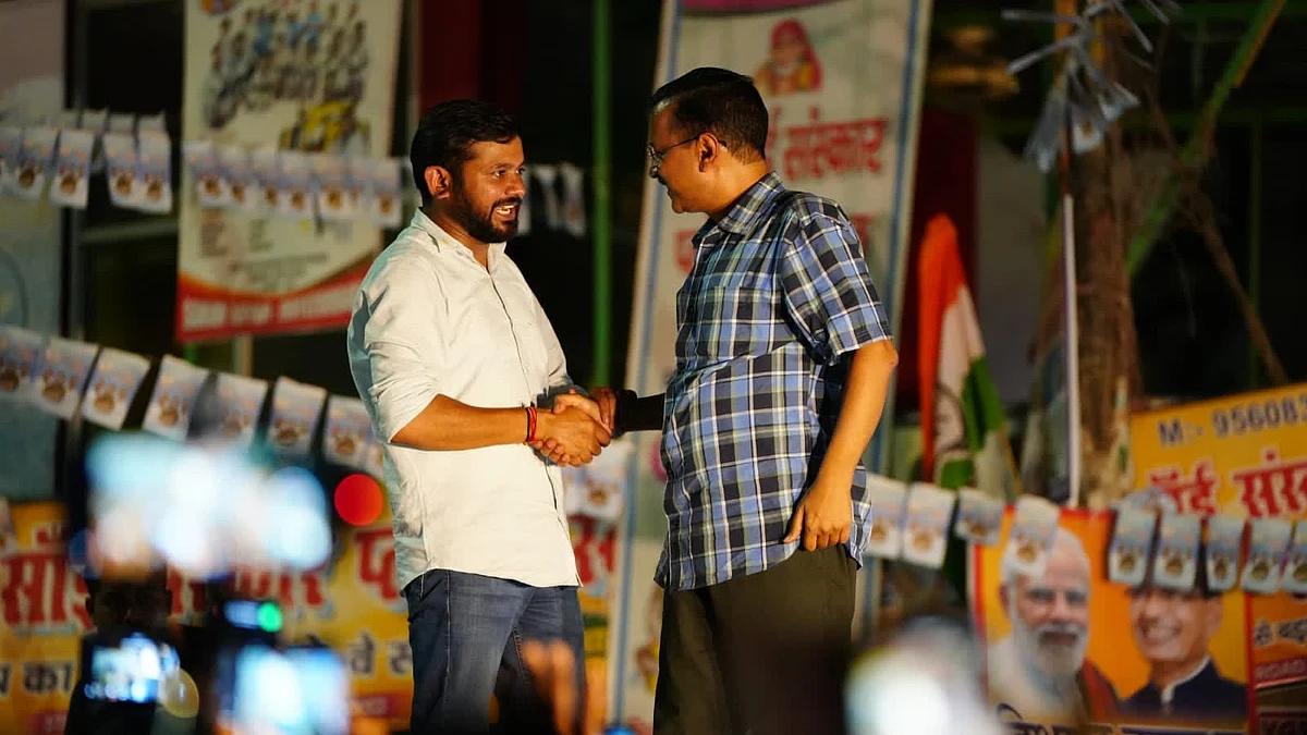 Congress' Kanhaiya Kumar (left) shakes hands with AAP convenor and Delhi CM Arvind Kejriwal at a joint roadshow (photo courtesy @ArvindKejriwal/X)
