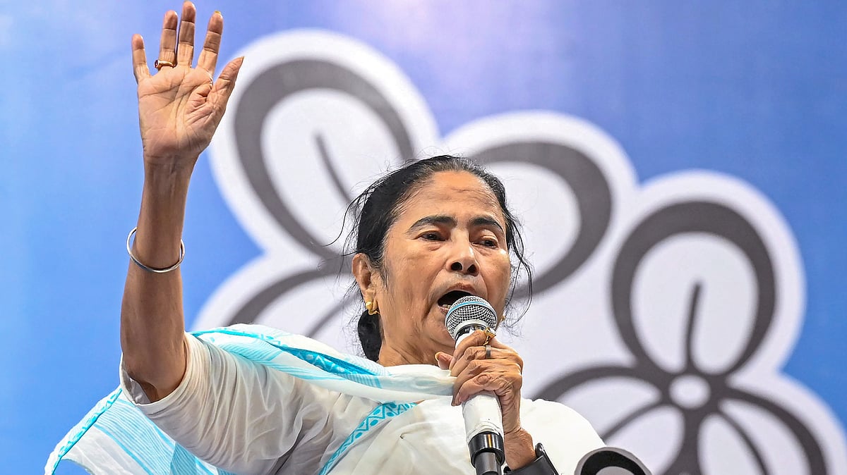 Mamata Banerjee addresses a public meeting in Durgapur on 6 May (photo: PTI)