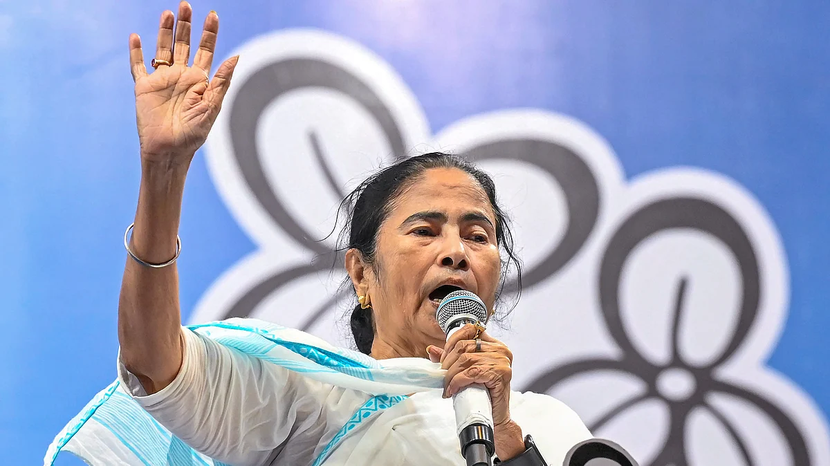 Mamata Banerjee addresses a public meeting in Durgapur on 6 May (photo: PTI)