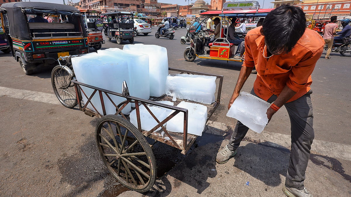 A vendor sells ice in Jaipur on 23 May (photo: PTI)
