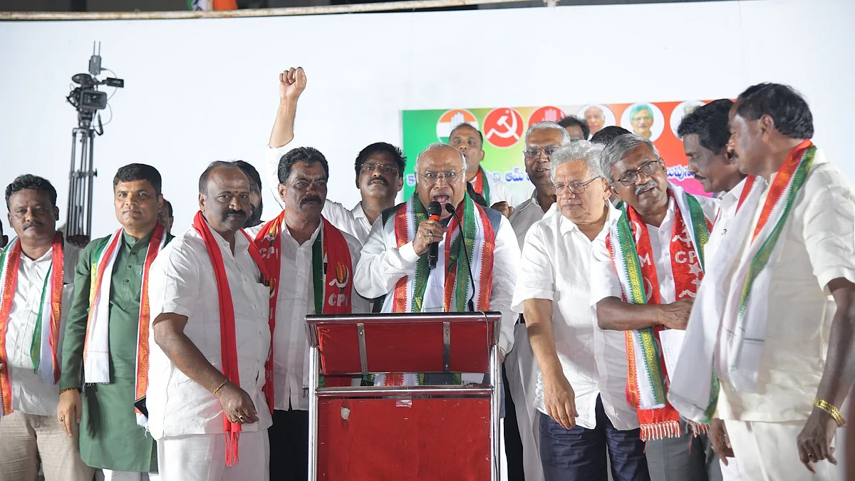 Mallikarjun Kharge (middle, holding the mic) making a speech at Vijayawada, Andhra Pradesh (photo: @kharge/X)