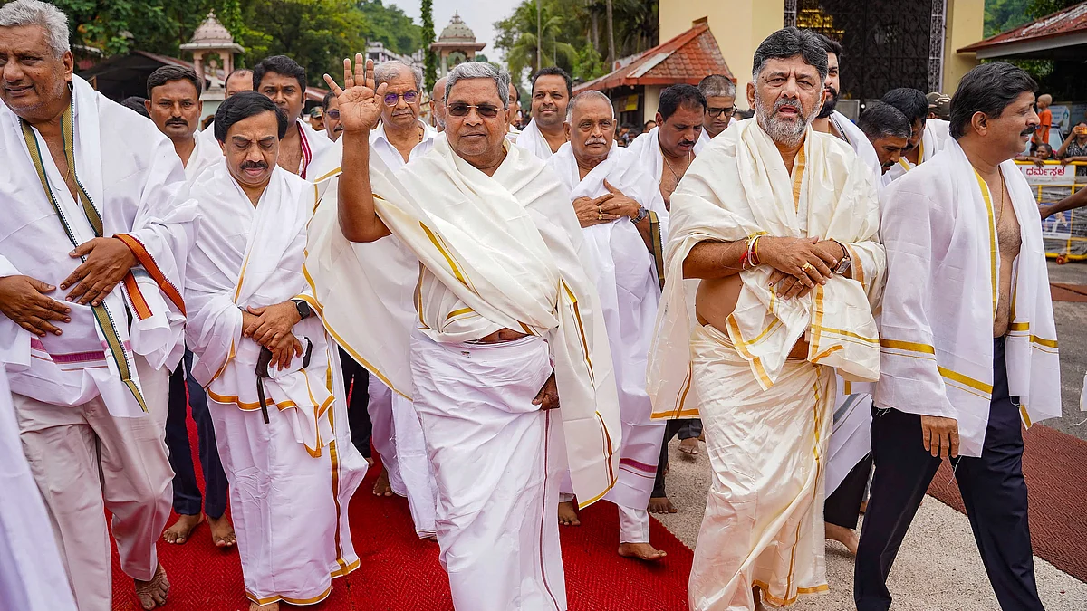 Siddaramaiah and DK Shivakumar visit to Shri Kshetra Dharmasthala, in Mangalore on 25 May (photo: PTI)