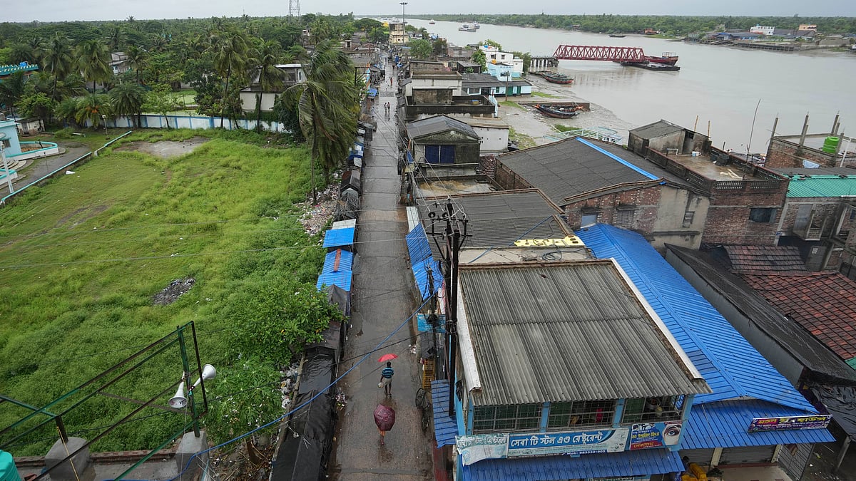 A residential area in South 24-Parganas district ahead of the cyclone on 26 May (photo: PTI)