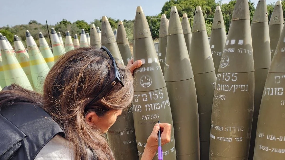 US Republican can Nikki Haley inscribes 'finish them' on Israeli shell (photo: IANS)