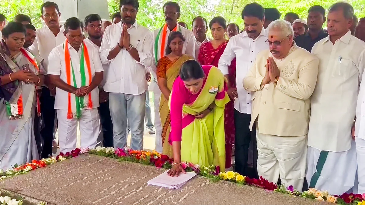 YS Sharmila pays tribute to YS Rajasekhara Reddy ahead of filing nomination in Kadapa on 20 April (photo: PTI)