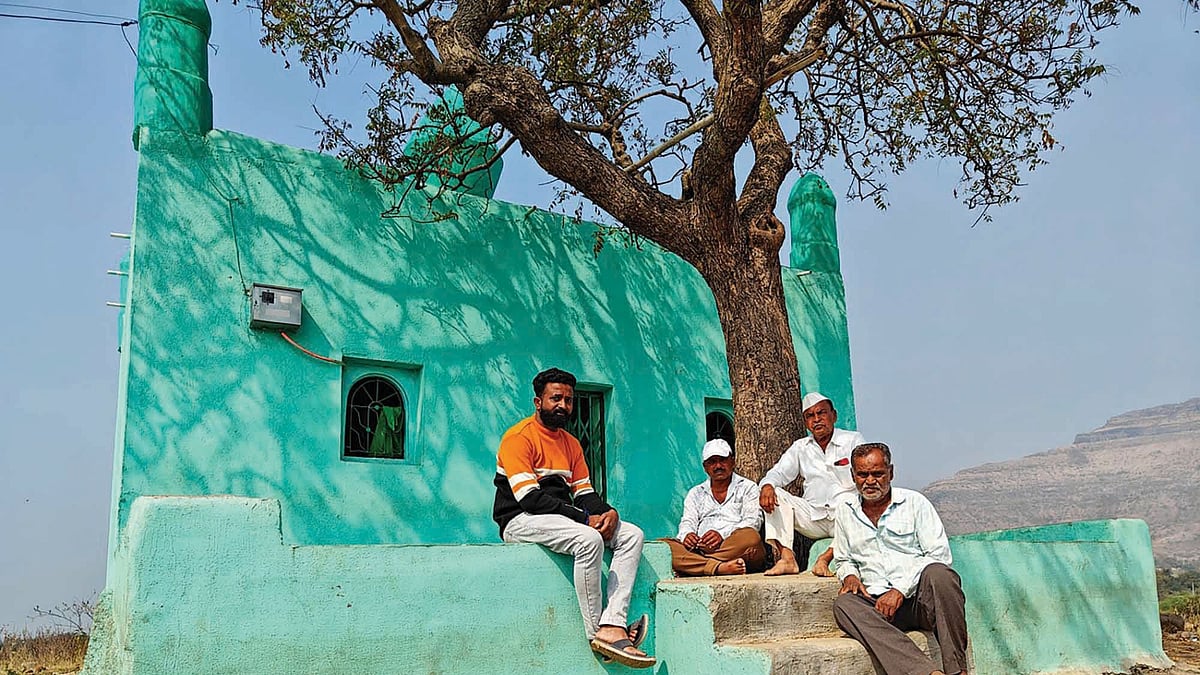 
Vinayak Jadhav (wearing a Gandhi topi) with friends at the dargah in Malgaon (photos: Parth M.N./PARI)