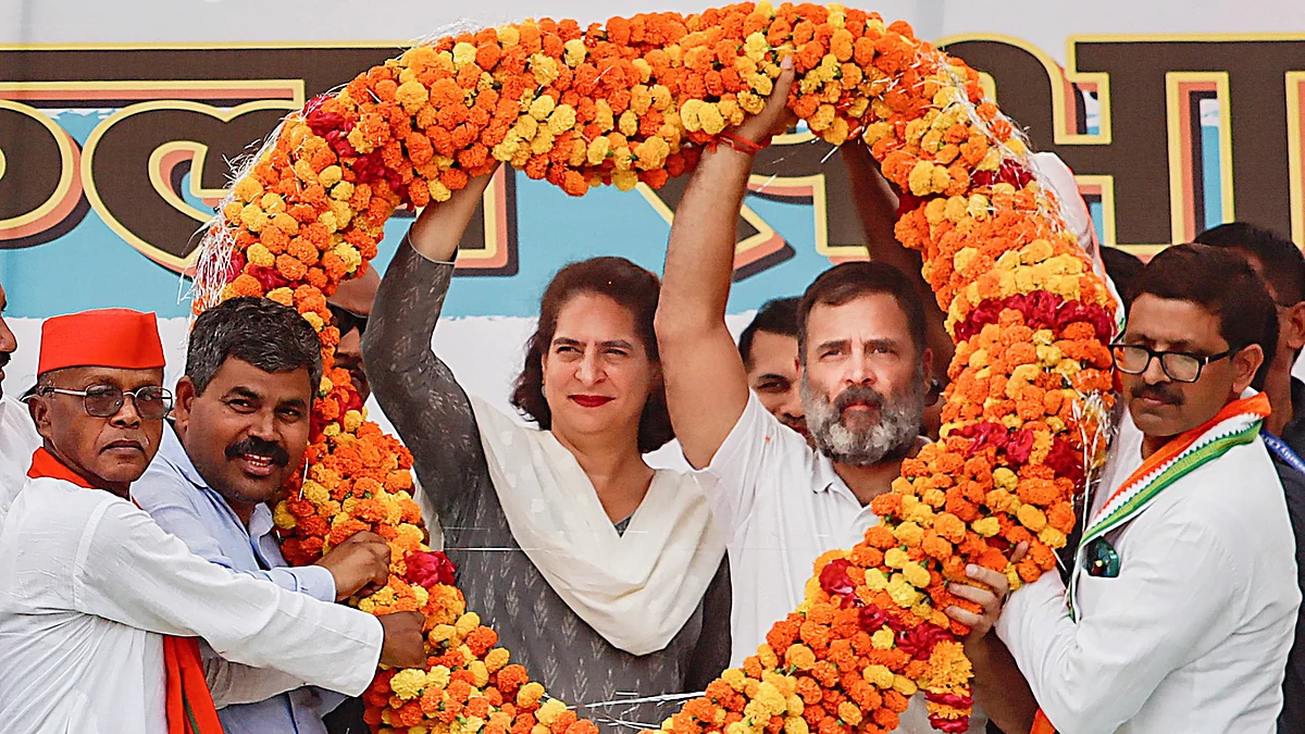 Rahul and Priyanka Gandhi at a public meeting at Maharajganj in Raebareli (photo: PTI)