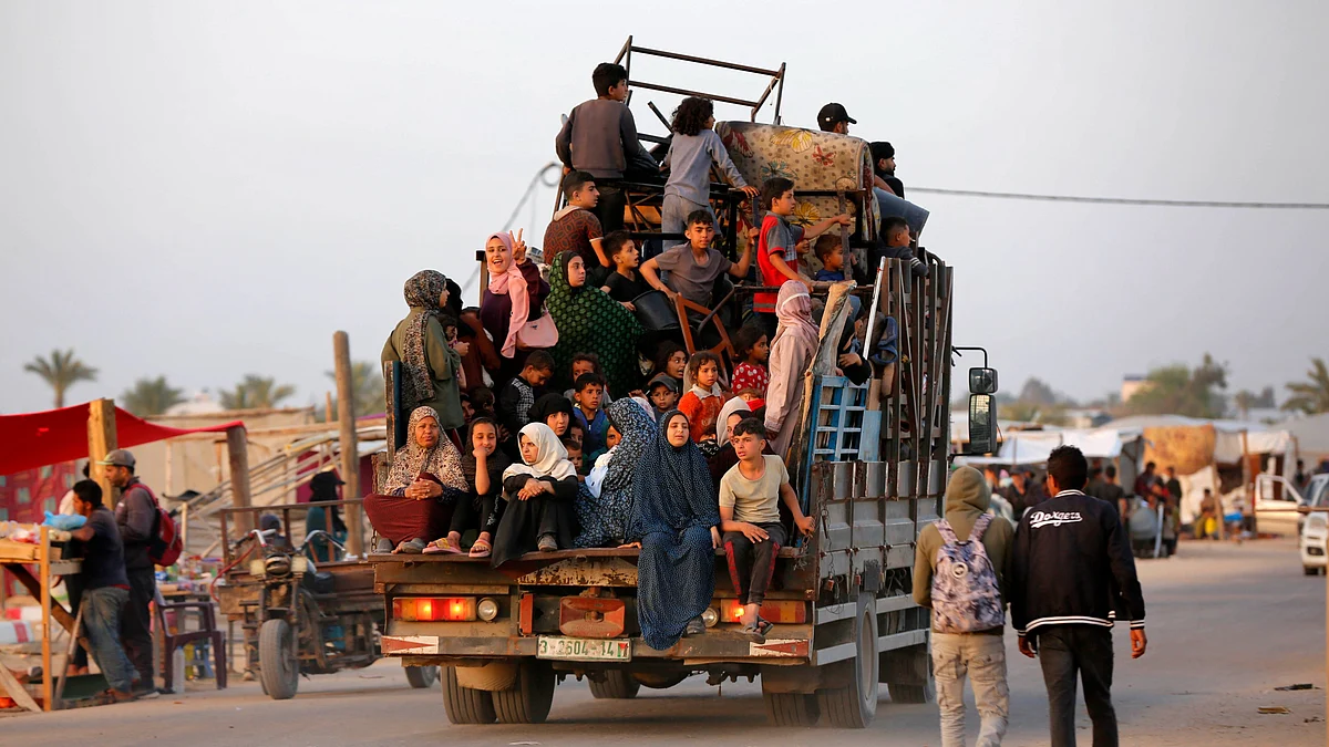 People flee Rafah in the south of the Gaza Strip amid Israeli military advances (photo: @UNRWA/X)