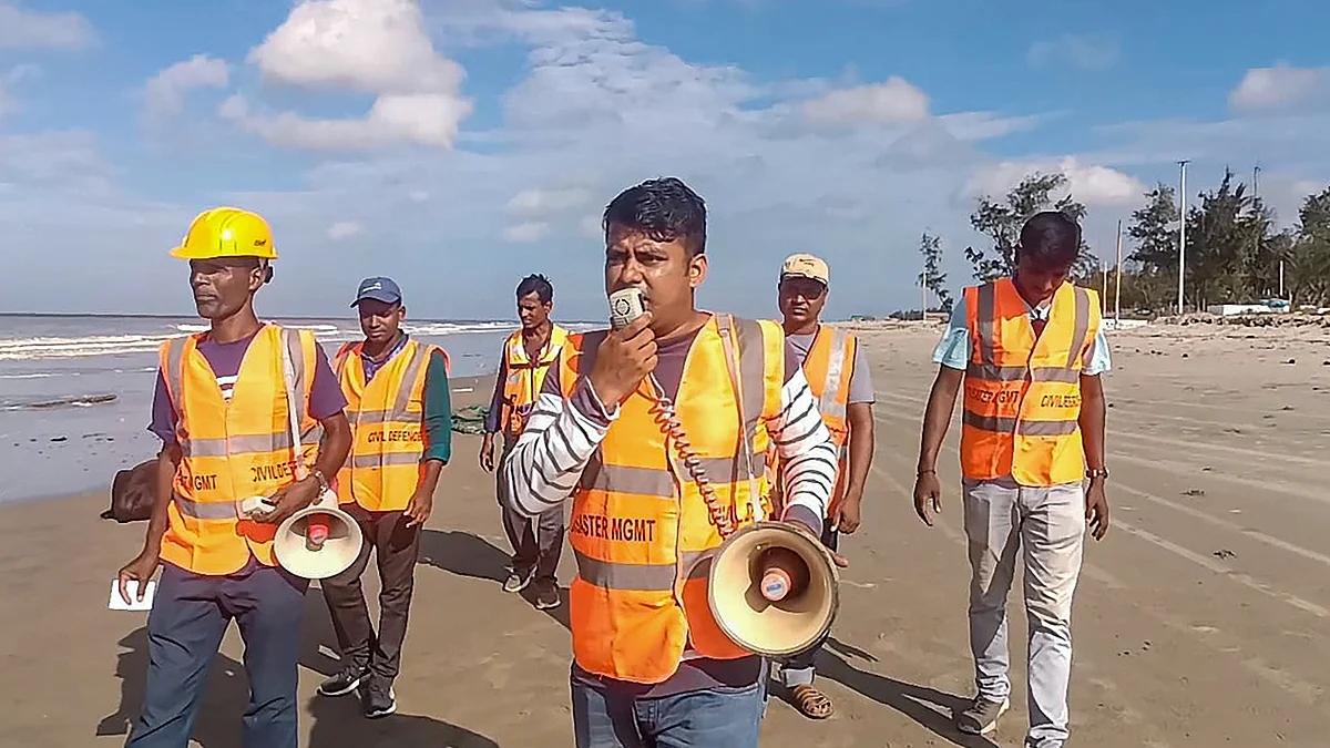 West Bengal DMG personnel conduct drills ahead of cyclone 'Remal' (photo: PTI)
