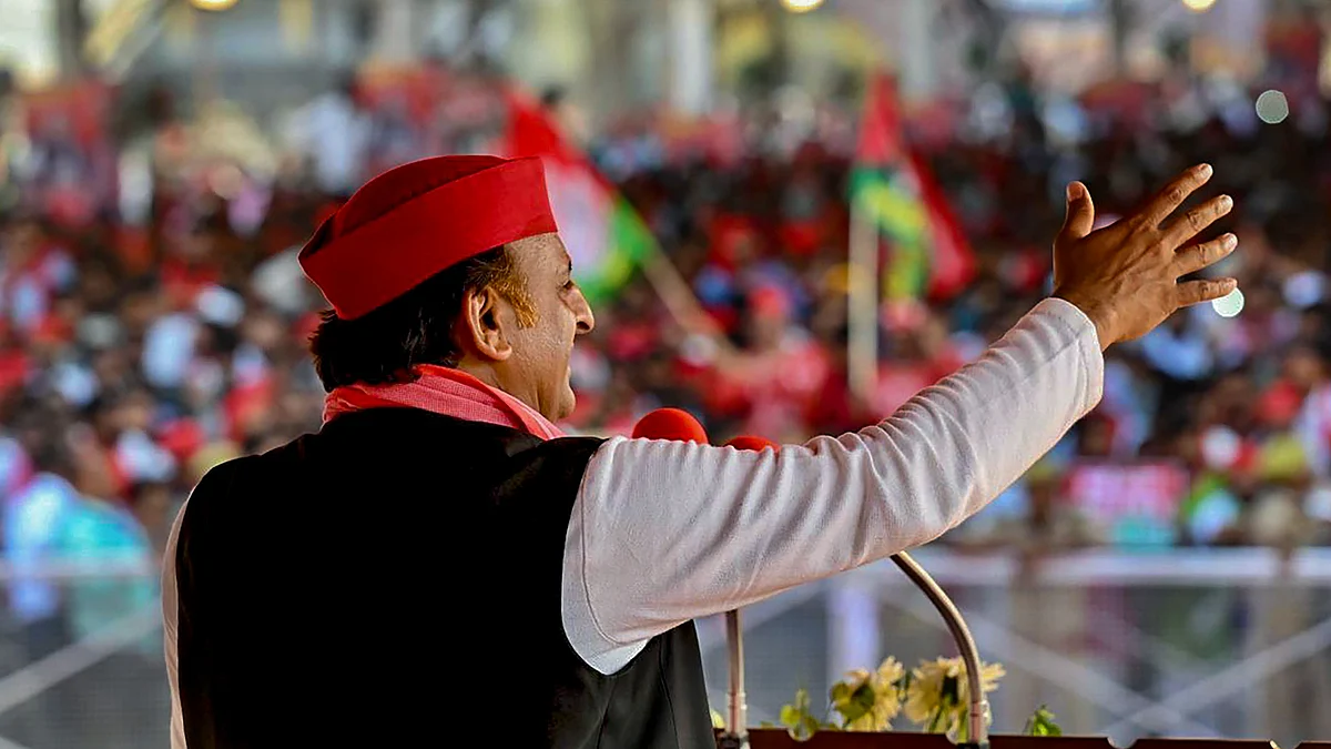 SP chief Akhilesh Yadav addresses a public rally in Basti on 20 May (photo: PTI)