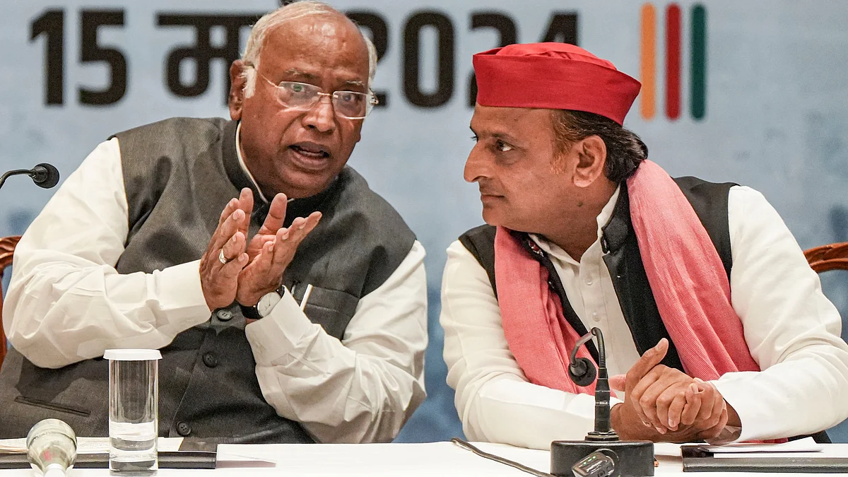 Congress president Mallikarjun Kharge and Akhilesh Yadav during a joint press conference in Lucknow on 15 May (photo: PTI)