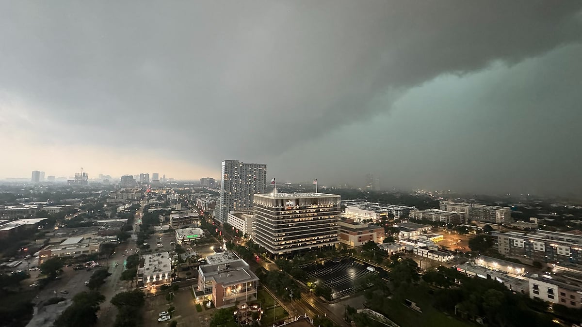 Severe storms kill 4 in Houston; plunges over 800,000 homes into darkness