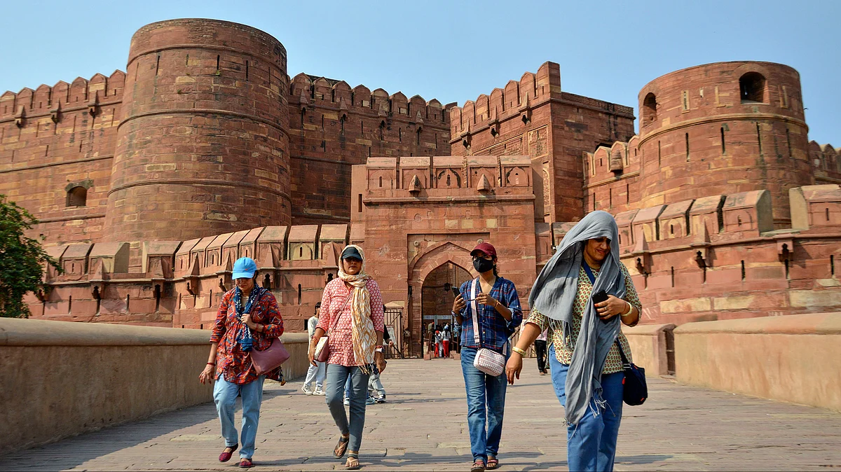 Women cover their heads to protect themselves from heat at Agra Fort on 16 May (photo: PTI)