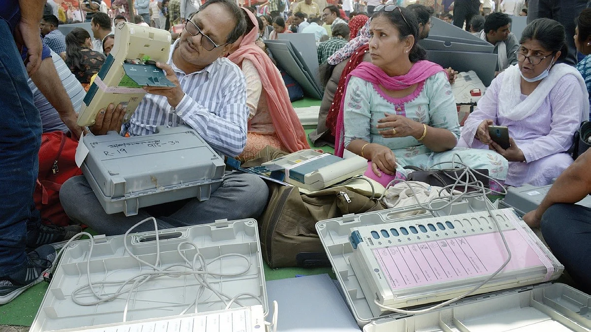 Representative image of officials examining EVMs before the elections (photo: National Herald archives)
