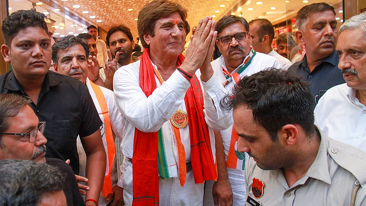 Raj Babbar campaigns at Sadar Bazaar Market in Gurugram on 14 May (photo: PTI)