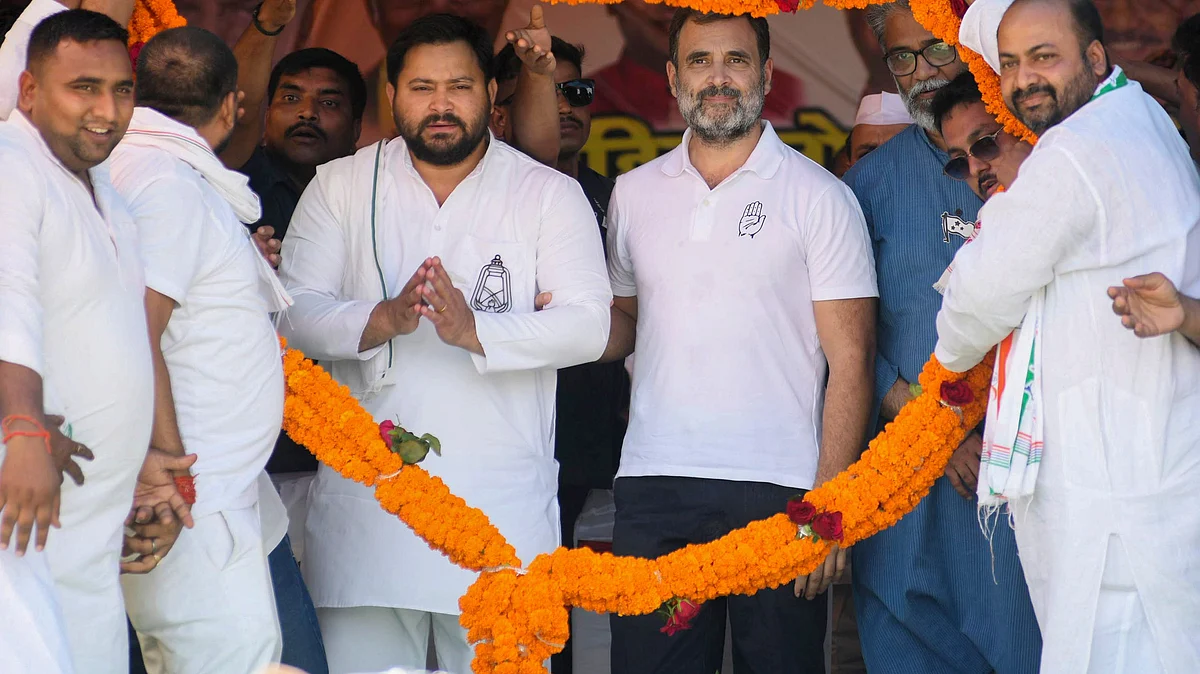 File photo of Tejashwi Yadav and Rahul Gandhi at a poll rally in Patna 