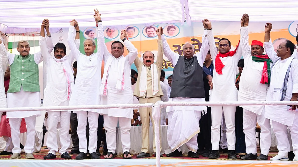 Congress president Mallikarjun Kharge (in black) with senior leader Ashok Gehlot, Amethi Congress candidate Kishori Lal Sharma and others, in Amethi (photo: PTI)