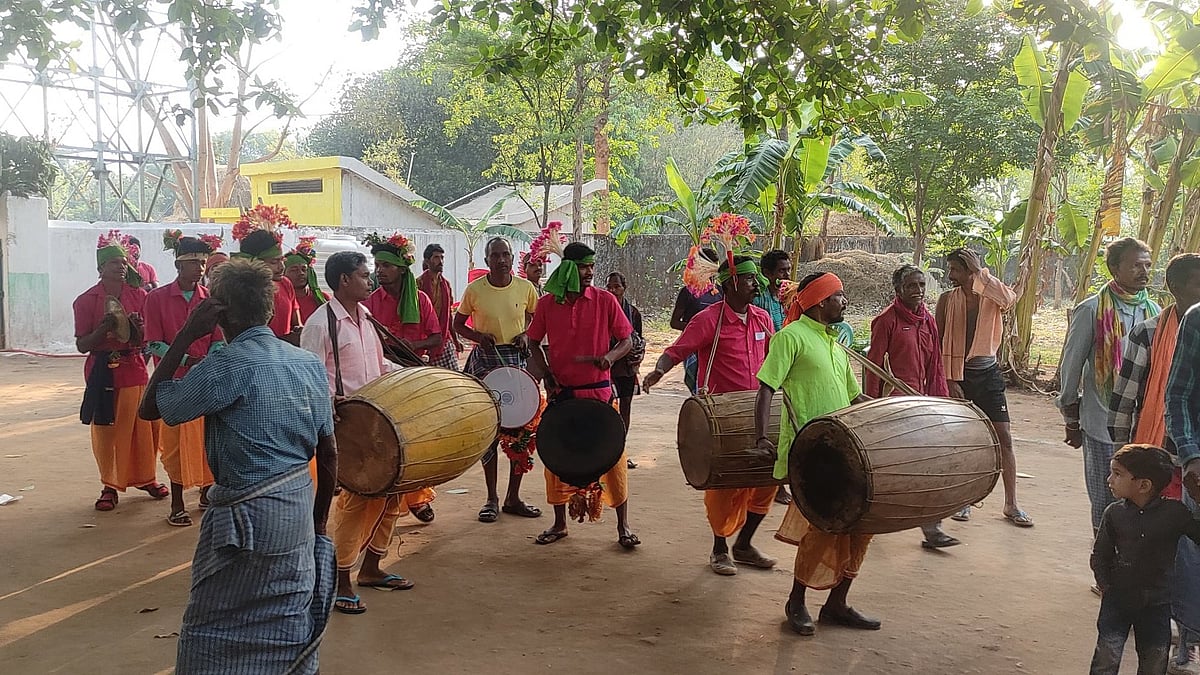 Chhattisgarh: Voters are being welcomed at the polling booth with songs and music, showcasing their beautiful tribal culture.