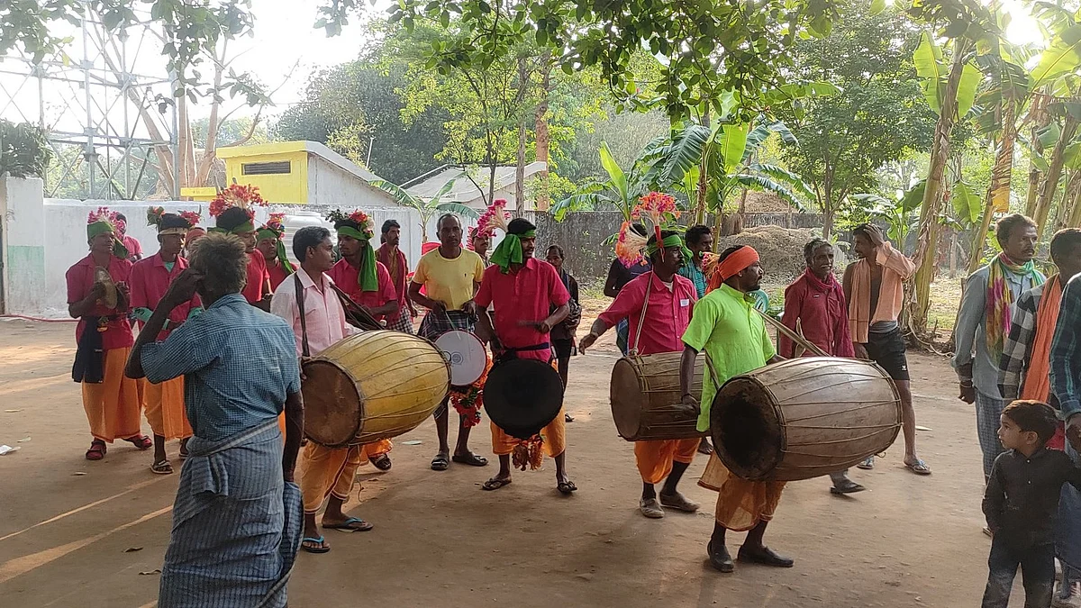 Chhattisgarh: Voters are being welcomed at the polling booth with songs and music, showcasing their beautiful tribal culture.
