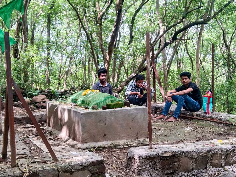 The tomb of Peer Da-Ul Malik in Vardhangad, before it was demolished in June 2023 (photo: Parth M.N./PARI) 