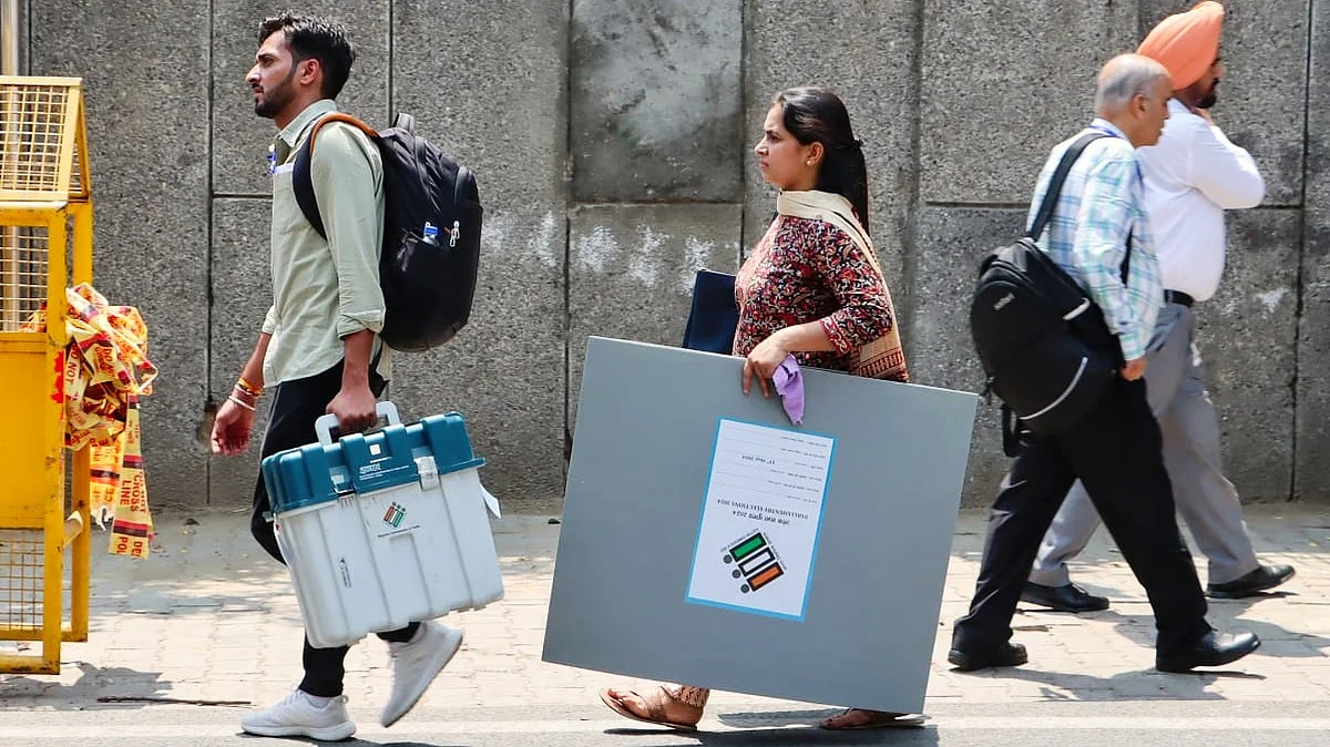 Polling officials leave from New Delhi on the eve of phase six (photo: Vipin/National Herald)