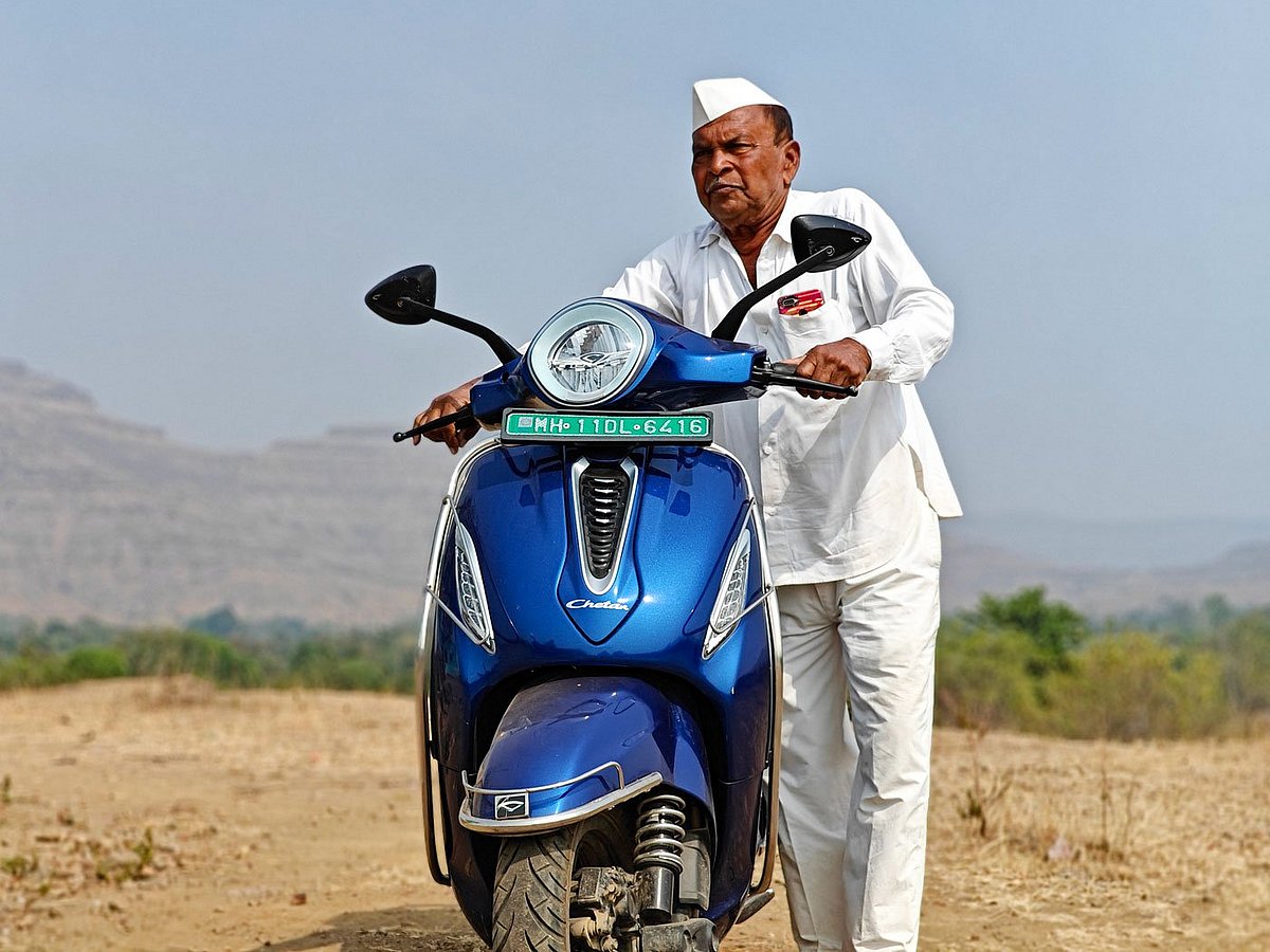 Jadhav with his scooty, determined to carry the message of unity and strength, of majority standing up for minority, further across the land (photo: Parth M.N./PARI)
