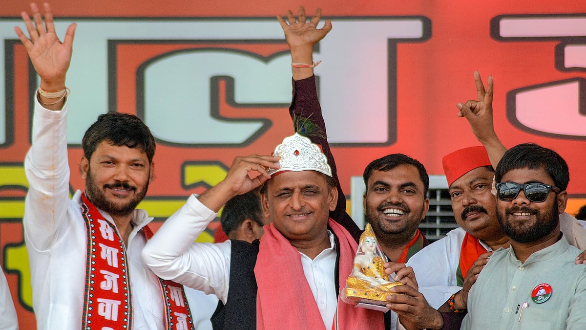 Akhilesh Yadav with party leaders during a public meeting in Bareilly on 2 May (photo: PTI)