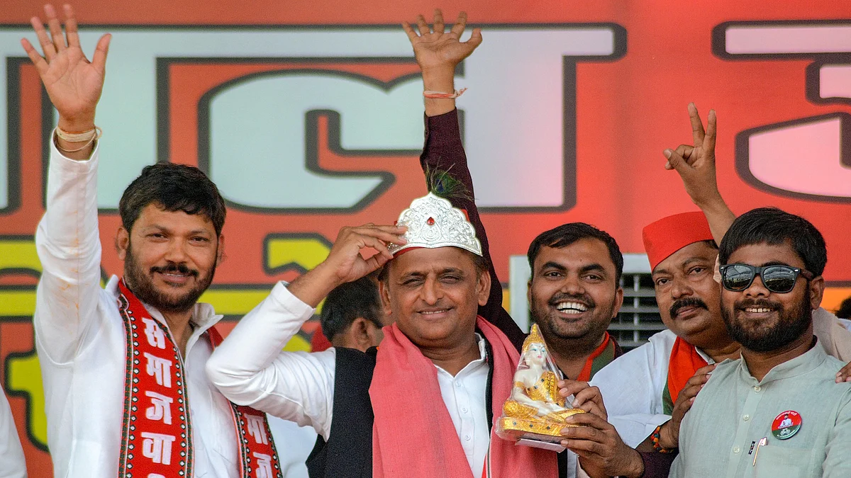 Akhilesh Yadav with party leaders during a public meeting in Bareilly on 2 May (photo: PTI)