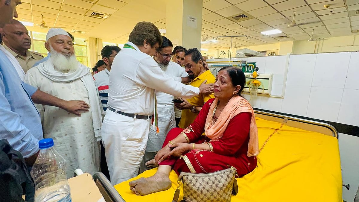 Raj Babbar meets the injured people at Shaheed Hasan Khan Mewati Government Medical College in Nuh on 18 May (photo: @RajBabbar23/X)