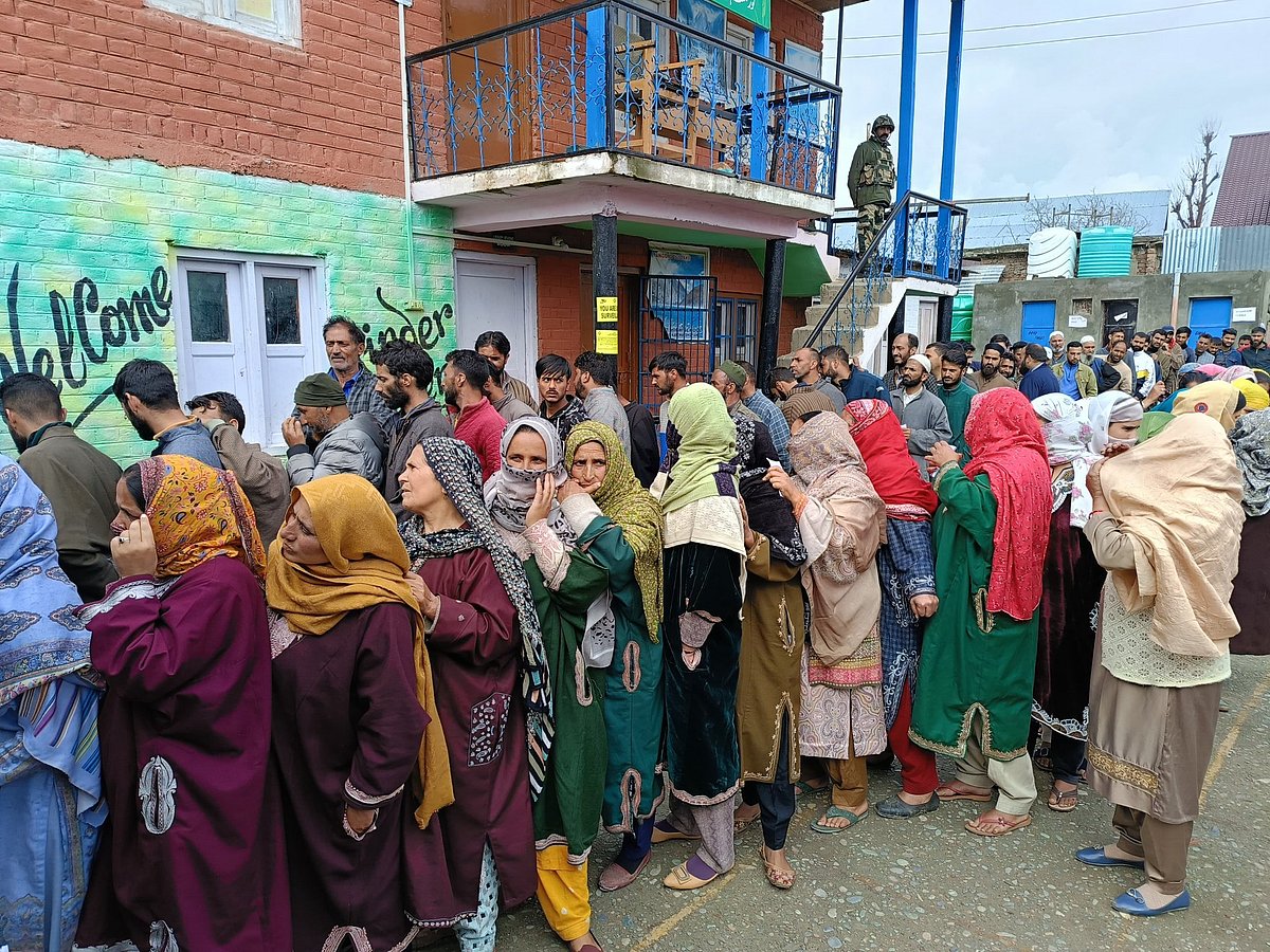 Voters lined up in Shopian, Jammu and Kashmir (photo courtesy @Informationspn/X)
